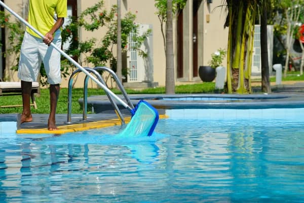 Mantenimiento de Piscinas - Servicio profesional de jardinería en Madrid por Jardinería Jofeva